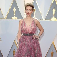 Scarlett Johanson pernah gagal tampil memukau karena gaunnya mirip dengan scarf sifon yang digabung bersama dengan sebuah sabuk. Foto: Istimewa