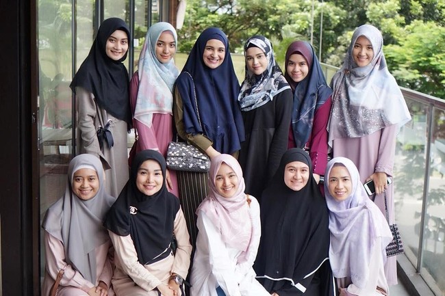 Aktif menghadiri kajian, Cut Meyriska juga berteman baik dengan rekan artis berhijab lainnya seperti Ratu Anandita dan Shireen Sungkar. Salah satu cara menjemput hidayah bagi mereka yang ingin berhijrah adalah dengan memilih pergaulan. Foto: Instagram/CutRatuMeyriska