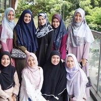 Aktif menghadiri kajian, Cut Meyriska juga berteman baik dengan rekan artis berhijab lainnya seperti Ratu Anandita dan Shireen Sungkar. Salah satu cara menjemput hidayah bagi mereka yang ingin berhijrah adalah dengan memilih pergaulan. Foto: Instagram/CutRatuMeyriska