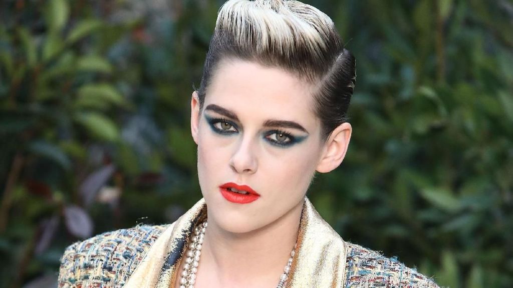 Kristen Stewart Makin Androgini, Gayanya di Show Chanel Ini Buktinya Kristen Stewart Makin Androgini, Gayanya di Show Chanel Ini Buktinya
