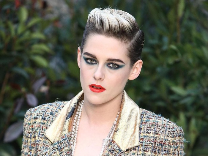 kristen stewart PARIS, FRANCE - JANUARY 22: Kristen Stewart attends the Chanel Haute Couture Spring Summer 2019 show as part of Paris Fashion Week on January 22, 2019 in Paris, France. (Photo by Pascal Le Segretain/Getty Images)