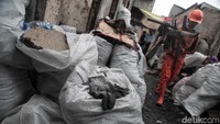 Puing tersebut dikumpulkan dan dimasukan ke dalam karung.