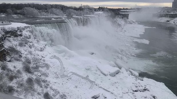 Air Terjun Niagara Membeku Karena Cuaca Ekstrem