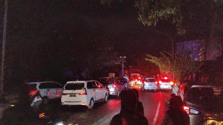 Horor Warga 12 Jam Terjebak di Jalan Trans Sulawesi karena Banjir Horor Warga 12 Jam Terjebak di Jalan Trans Sulawesi karena Banjir
