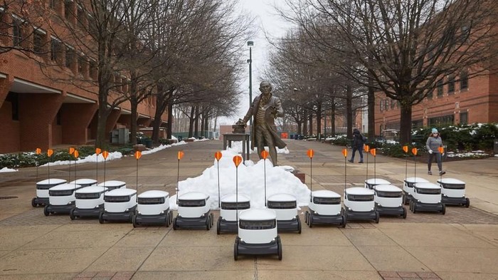 Armada robot pesan antar di Universitas George Mason. (Foto: dok. Starship Technologies) Armada robot pesan antar di Universitas George Mason. (Foto: dok. Starship Technologies)