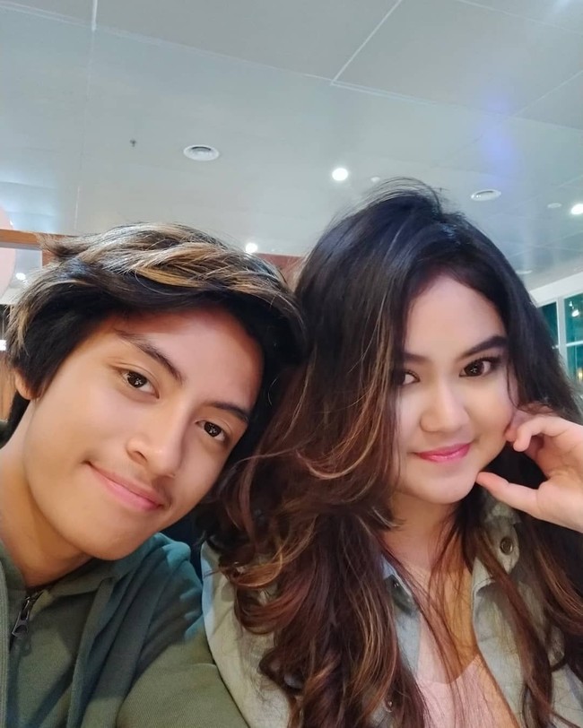 Rakry dan Indy memang dikenal sebagai pasangan Youtuber Indonesia yang memiliki jumlah subscriber 1,4 juta lebih. Setelah menjalin hubungan pacaran cukup lama, mereka pun memutuskan untuk membuat chanel Youtube pada Juni 2017. Foto: instagram @rakryanmahatmaa