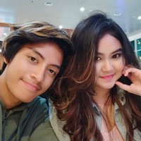 Rakry dan Indy memang dikenal sebagai pasangan Youtuber Indonesia yang memiliki jumlah subscriber 1,4 juta lebih. Setelah menjalin hubungan pacaran cukup lama, mereka pun memutuskan untuk membuat chanel Youtube pada Juni 2017. Foto: instagram @rakryanmahatmaa