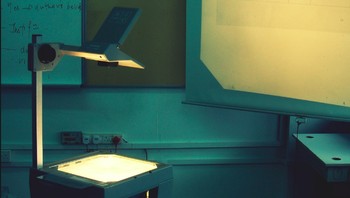 Overhead Projector atau OHP merupakan alat presentasi yang banyak dipakai dulu, di ruang kelas atau kuliah. Foto: istimewa