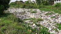 Sampah tersebut menumpuk sejak tiga hari yang lalu. Mayoritas sampah berupa limbah styrofoam dan plastik.
