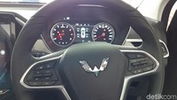Metercluster Wuling Almaz, ada pengukur tekanan ban 4 roda dan pengukur suhu udara. Selain itu meter cluster juga memperlihatkan informasi soal musik yang tengah diputar. Di setir ada beberapa tombol pengatur audio dan pengatur koneksi ke telepon genggam dan cruise control. Foto: Ruly Kurniawan