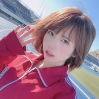 Tahun lalu, ia bahkan mengumpulkan sekitar 10 juta yen atau sekitar Rp 1,3 miliaran dalam sehari hanya dengan menjual merchandise di acara Summer Comiket. Dan dalam Winter Comiket beberapa waktu lalu, ia kembali menghasilkan Rp 1,3 miliaran dari penjualan merchandise. Hal ini membuktikan betapa populernya wanita tersebut di dunia anime. Foto: Instagram @enakorin