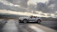 Kini mari kita lihat kembaran Toyota Supra buatan BMW, BMW Z4. Mobil sudah dirilis BMW sejak akhir tahun lalu. Foto: Pool (Autoblog)
