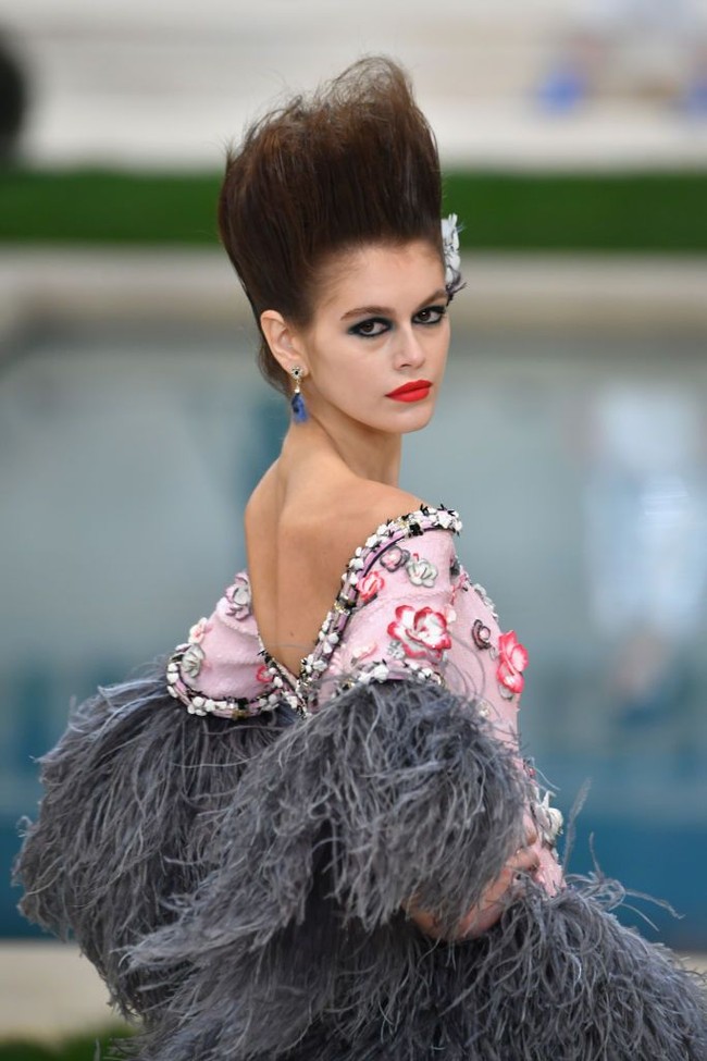 Riasan wajah dan hair-do yang nyentrik menemani penampilan Kaia kala itu. Rambutnya yang bersasak tinggi dipadankan dengan makeup yang sangat bold. (Foto: Getty Images)