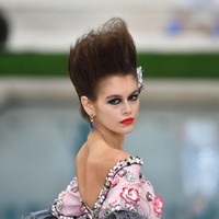 Riasan wajah dan hair-do yang nyentrik menemani penampilan Kaia kala itu. Rambutnya yang bersasak tinggi dipadankan dengan makeup yang sangat bold. (Foto: Getty Images)