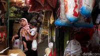 Akibatnya, lapak sementara para pedagang itu pun sepi pengunjung.