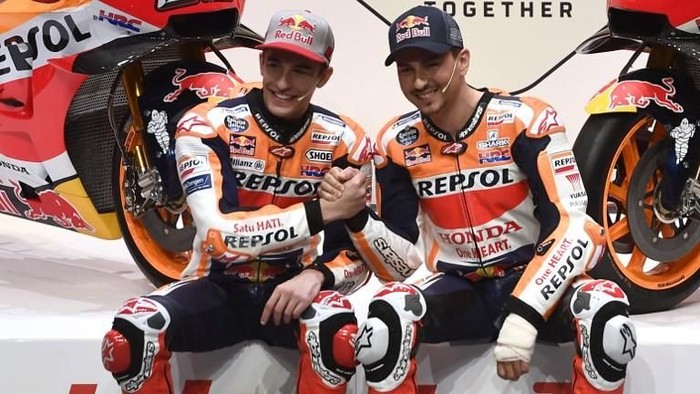 Repsol Honda Teams Spanish MotoGp riders Marc Marquez (L) and Jorge Lorenzo  attend the presentation of the new Repsol Honda team in Madrid on January 23, 2019. (Photo by PIERRE-PHILIPPE MARCOU / AFP)