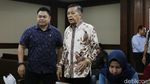 Pakai Penyangga Leher, Edy Saputra Jalani Sidang Lanjutan Kasus Suap