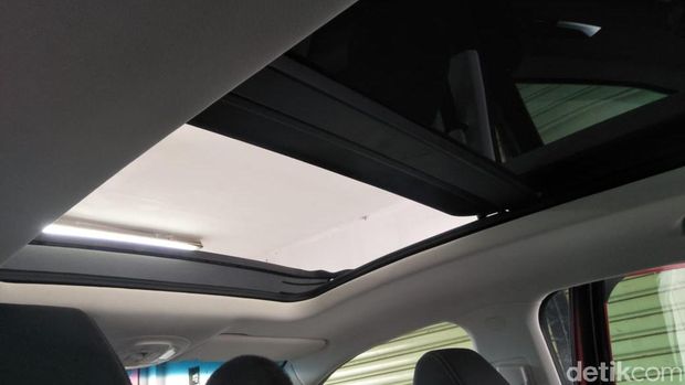 Fitur panoramic roof di Almaz