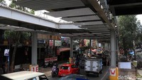 Besi Baja yang melintang di atas trotoar ini juga bisa saja membahayakan pejalan kaki yang  tidak melihatnya terlebih saat harus melewati bahu jalan.  