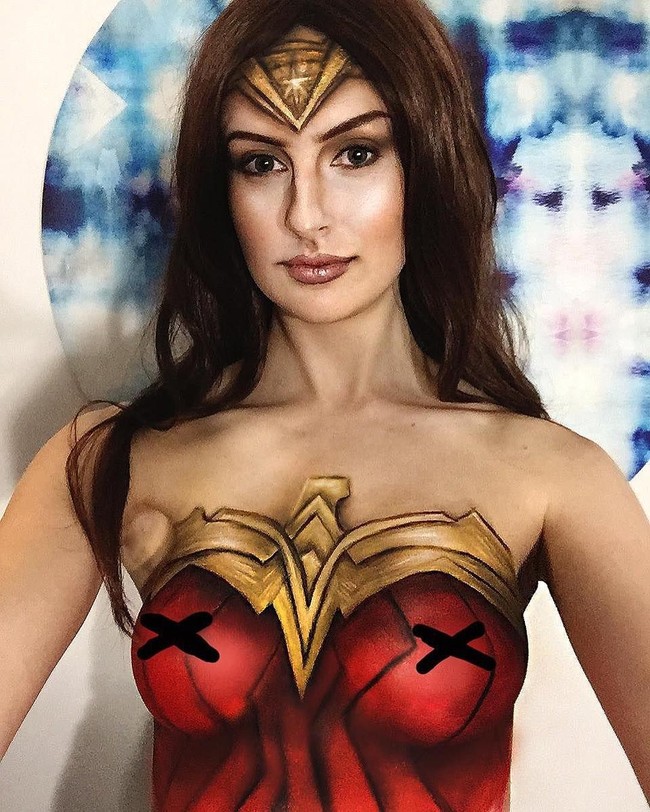 Make up karakter memerlukan skill khusus. Seperti melukis, Rhylee sangat lihai bermain shadow dan membuat efek 3 dimensi pada wajahnya. Foto: instagram/rermakeup