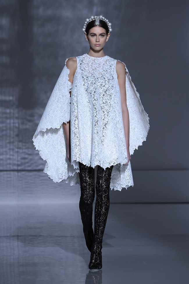 Boots tinggi yang menyerupai legging hitam berbahan latex dengan motif lace membungkus kaki jenjang Kaia sehingga memberi sentuhan akhir yang seksi tanpa meninggalkan kesan elegan dan mewah. (Foto: Getty Images)