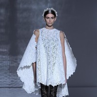 Boots tinggi yang menyerupai legging hitam berbahan latex dengan motif lace membungkus kaki jenjang Kaia sehingga memberi sentuhan akhir yang seksi tanpa meninggalkan kesan elegan dan mewah. (Foto: Getty Images)