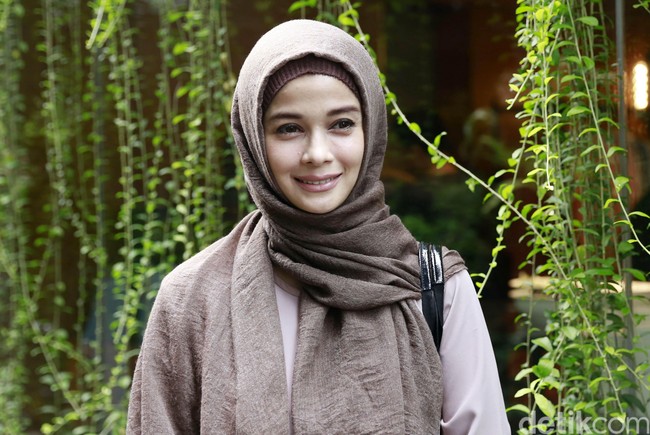 Jihan Fahira adalah seorang model dan aktris Indonesia keturunan Sunda. Ia memulai kariernya dari modeling dengan menjadi finalis GADIS Sampul 1993. . Foto: Palevi S/detikFoto