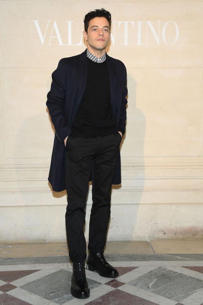 Fashion show Valentino di Paris Fashion Week Haute Couture Spring 2019, Rabu (23/1/2019), bertaburan bintang. Salah satu selebriti ternama yang datang adalah aktor Rami Malek. (Foto: Getty Images)