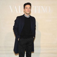 Fashion show Valentino di Paris Fashion Week Haute Couture Spring 2019, Rabu (23/1/2019), bertaburan bintang. Salah satu selebriti ternama yang datang adalah aktor Rami Malek. (Foto: Getty Images)