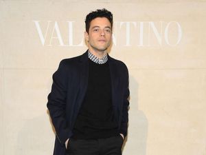 Sabet Nominasi Oscars, Rami Malek dan Pacar Eksis di Paris Fashion Week