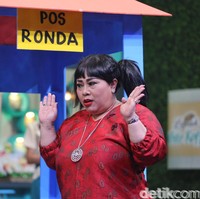 Selain enam artis dunia di atas, ada selebriti Indonesia yang jatuh cinta dengan pegawai mereka sendiri. Dia adalah pelawak Nunung. Wanita yang kini mengisi acara di Net TV itu jatuh cinta dengan pria yang selama ini menjadi manajernya, Iyan Sambiran. Setelah empat kali cerai, Nunung mantap dinikahi Iyan pada 30 Agustus 2002. (Foto: Detikcom)