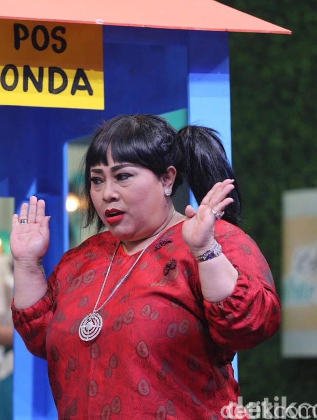 Selain enam artis dunia di atas, ada selebriti Indonesia yang jatuh cinta dengan pegawai mereka sendiri. Dia adalah pelawak Nunung. Wanita yang kini mengisi acara di Net TV itu jatuh cinta dengan pria yang selama ini menjadi manajernya, Iyan Sambiran. Setelah empat kali cerai, Nunung mantap dinikahi Iyan pada 30 Agustus 2002. (Foto: Detikcom)