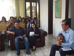 Beredar Foto dan Video Ahok Nyanyi Bareng Puput dan Keluarga