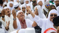 Massa Aksi Bela Islam Jilid 3 juga dilakukan dengan ribuan massa yang berjalan kaki dengan tujuan akhir Monas untuk melakukan ibadah Salat Jumat. Dok. detikcom.