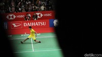 Di gim kedua, Jonatan mengalahkan Shi Yuqi dengan lebih mudah, menang telak 21-6.