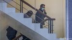 Bermasker, Bupati Mesuji Digelandang ke KPK