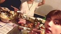 Selain ngopi, RM juga doyan makan. Begini nih gayanya saat makan BBQ Korea bareng dua member BTS lain. Soju jadi pilihan minuman mereka kala itu. Foto: Instagram btsnamjoon
