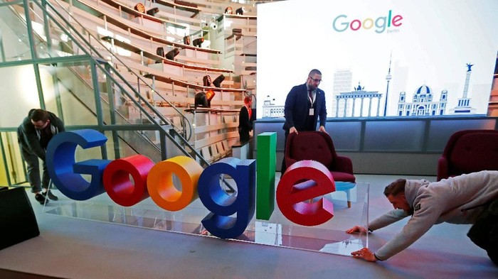 Workers move a Google logo during the opening of the new Alphabets Google Berlin office in Berlin, Germany, January 22, 2019. REUTERS/Hannibal Hanschke