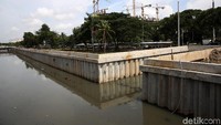 Usai dilakukan betonisasi oleh Pemprov DKI Jakarta kali ini tampak rapi.