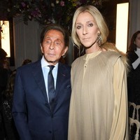 Sejumlah selebriti turut menghadiri peragaan ini. Celine Dion salah satunya. Sang pelantun My Heart Will Go On berpose dengan Valentino Garavani, pendiri rumah mode Valentino.  Foto: Getty Images