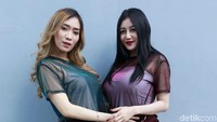 Duo Serigala mengaku pernah ditawar setengah miliar oleh pria hidung belang. Namun mereka mengaku masih kuat iman dan menolak tawaran tersebut.  Foto: Palevi S/detikFoto
