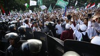 Massa juga menuntut polisi memproses hukum Ahok karena dianggap menistakan agama. Grandyos Zafna/detikcom.