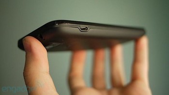 Ponsel ini sudah diinstal dengan user interface MIUI. Banderolnya kala itu sekitar USD 310. Foto: Engadget