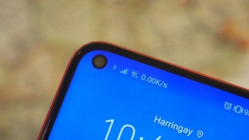 Lupakan notch di ponsel yang mengganggu pandangan. Honor View20 mengusung desain layar baru dan kekinian. Terdapat lubang kecil di sudut kiri layar, di sana ditempatkan kamera selfie. Foto: Pocket Lint