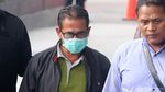 Bermasker, Bupati Mesuji Digelandang ke KPK