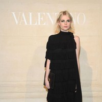 Lucy tampil anggun dalam balutan gaun hitam Valentino. Seperti Rami, aktris berambut pirang ini memakai sepatu bergaya boots. (Foto: Getty Images)
