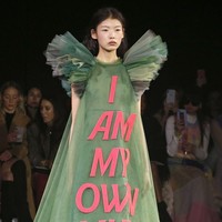 Lucunya, gaun-gaun dengan tulisan ini langsung saja jadi meme setelah fotonya rilis. Foto: Istimewa