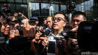 Sementara itu, Mulyana diduga menerima Rp 100 juta dalam kartu ATM terkait pencairan hibah untuk KONI tersebut. Selain itu, Mulyana diduga menerima mobil Toyota Fortuner, uang Rp 300 juta, dan ponsel Samsung Galaxy Note 9.