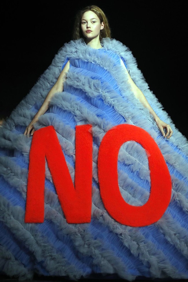 Desainer Viktor and Rolf rampung menawarkan koleksi teranyarnya di Paris Fashion Week. Gaun-gaun couture yang megah diisi kata-kata meme lucu yang kini jadi viral. Foto: Istimewa