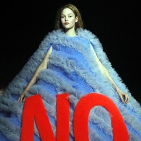 Desainer Viktor and Rolf rampung menawarkan koleksi teranyarnya di Paris Fashion Week. Gaun-gaun couture yang megah diisi kata-kata meme lucu yang kini jadi viral. Foto: Istimewa